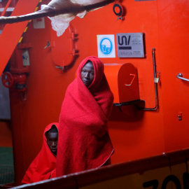 Dos migrantes del grupo de rescatado en el Mediterraneo, en el puerto de Malaga. REUTERS/Jon Nazca