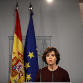 La vicepresidenta del Gobierno, Soraya Sáenz de Santamaría, durante su comparecencia esta noche en el Palacio de la Moncloa, en Madrid, en la que ha anunciado que mañana se celebrará una reunión extraordinaria del Consejo de Ministros que e