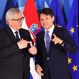 Juncker y Conte, en Bruselas este domingo. Geert Vanden Wijngaert