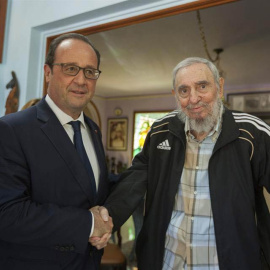 Hollande y Fidel Castro se saludan al inicio de su histórico encuentro. / EFE