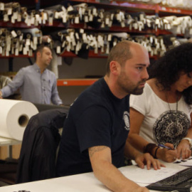 Empleados de un taller textil en Barcelona. REUTERS