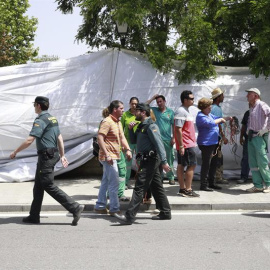 La Casa de Niños-Escuela Infantil La Olma, situada en la calle Guillermo Bonet, permanecía acordonada y tapada con una lona desde primera hora de la mañana después de que un hombre entrase en actitud agresiva e impidiera salir a profesores 