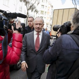 El expresidente de Bankia y exvicepresidente del Gobierno, Rodrigo Rato, asediado por los fotógrafos a la llegada de su despacho particular. REUTERS/Andrea Comas