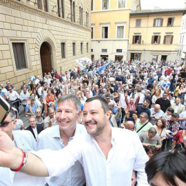 El ministro de Interior italiano, Matteo Salvini, a la derecha de la imagen, posa junto al candidato a la alcaldia de Siena Luigi De Mossi en Siena al cierre de la campaña. (Fabio di Pietro | EFE)