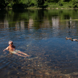 El sol y las altas temperaturas, entre 33 y 37 grados en la mayor parte de España, marcarán el inicio del mes de junio, con valores este viernes de 10 a 15 grados por encima de lo normal en el noroeste. En la imagen, un hombre se refresca e