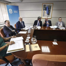 El presidente de la LFP Javier Tebas, segundo por la izquierda, y el presidente de la AFE (AFE), Luis Rubiales, segundo por la derecha, durante el acto de conciliación.