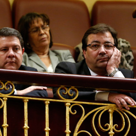 Los presidentes autonómicos de Castilla La Mancha, Emiliano García-Page (i) y Extremadura, Guillermo Fernández Vara (d) y la socialista Rosa Conde (detrás c) siguen desde la tribuna de autoridades la primera jornada de la sesión de investid