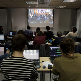 Periodistas siguen el juicio en el que la infanta Cristina está acusada de fraude fiscal, en una pantalla grande en un tribunal de Palma de Mallorca, España. REUTERS/Enrique Calvo