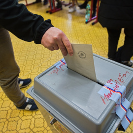 Un ciudadano votando.