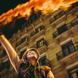 Un manifestante enciende una bengala durante una protesta por las restricciones del covid, a 11 de diciembre de 2021, en Barcelona.