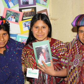 Isabel, criada en Bélgica por una familia adoptiva, se reencontró con sus hermanas en 2011.