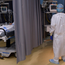 Un médico de Urgencias del Hospital Pío del Rio Hortega de Valladolid observa el monitor de uno de los pacientes ingresados por covid 19 este jueves.