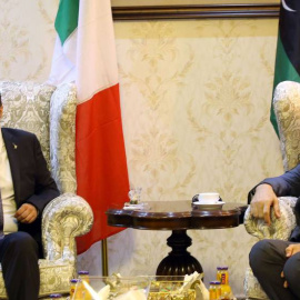 El ministro del Interior de Italia, Matteo Salvini (i), durante el encuentro con un oficial libio en Trípoli. MAHMUD TURKIA AFP