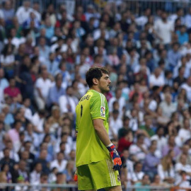 El portero del Real Madid Iker Casillas durante el partido de la trigésimo sexta jornada de Liga disputado ante el Valencia esta tarde en el estadio Santiago Bernabéu. EFE/Kiko Huesca