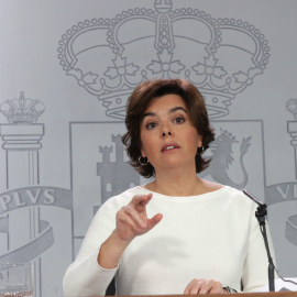 La vicepresidenta del Gobierno, Soraya Sáenz de Santamaría, durante la rueda de prensa posterior al Consejo de Ministros. EFE/Zipi