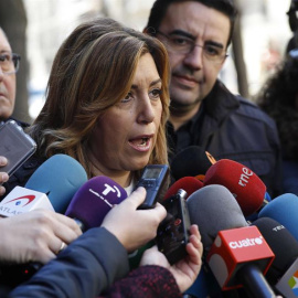 La presidenta andaluza, Susana Díaz, hace declaraciones a los periodistas, a su llegada el día 29 de febrero a la reunión del Comité Federal extraordinario del PSOE para ratificar el resultado de la consulta a la militancia sobre los pactos