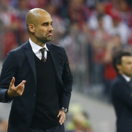 Guardiola gesticula durante el partido contra el Barça. Reuters / Kai Pfaffenbach