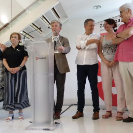 El alcalde de Zaragoza, Pedro Santisteve, con los concejales Fernando Rivarés (ZeC), Lola Campos (PSOE) y Leticia Crespo (Cha) y con los memorialistas Chato Galante (Ceaqua) y Mercedes Sánchez (Armha). EDUARDO BAYONA