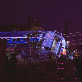 Los servicios de rescate trabajan en el lugar del accidente. / Charles Mostoller (REUTERS)