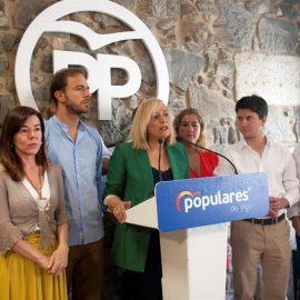 La candidata del PP a la alcaldía de Vigo, Elena Muñoz, ha anunciado hoy su renuncia a su acta de concejal y su dimisión como presidenta del partido a nivel local. / EFE