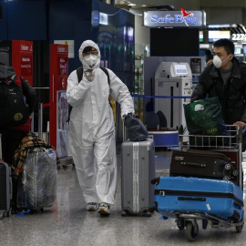 Pasajeros en el Aeropuerto de Fiumicino, en la capital de Italia, Roma.