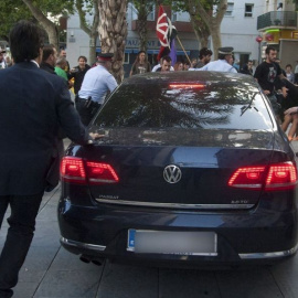 El vehículo del entonces ministro Cristóbal Montoro a la salida del mitin de Vilanova i la Geltrú (Barcelona) en la campaña de las europeas. El fiscal pide hasta ocho años por apedrear el coche. EFE/Susanna Sáez