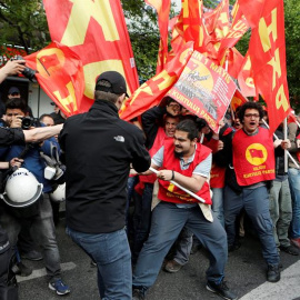 Manifestantes y policías se enfrentan durante la celebración del Día Internacional de los Trabajadores en Estambul, Turquía, donde ha sido declarada como ilegal. EFE/EPA/TOLGA BOZOGLU