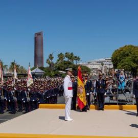 Los reyes presiden en Sevilla el desfile del Día de las Fuerzas Armadas que, por segunda vez se celebra en la capital andaluza, y en el que participarán más de 2.600 efectivos, 177 vehículos, 49 aviones, 36 helicópteros y 34 motos y servirá