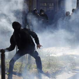 Jóvenes lanzan piedras a la policía durante la manifestación contra de la propuesta de la legislación laboral francesa durante la marcha del Primero de Mayo.-REUTERS / Philippe Wojazer
