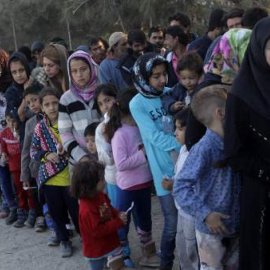 Grupos de refugiados hacen cola para recibir alimentos en el centro de Moria, en la isla griega de Lesbos - EFE