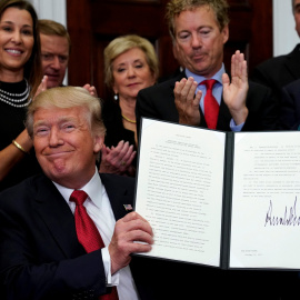 El presidente de EEUU, Donald Trump, firma la orden ejecutiva que limita las ayudas del Obamacare para pacientes de bajos ingresos. REUTERS/Kevin Lamarque