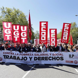 Los secretarios generales de CCOO y UGT, Ignacio Fernández Toxo y Pepe Álvarez, encabezan la manifestación central con motivo del Primero de Mayo, en su recorrido por el Paseo del Prado de Madrid. EFE/Juan Carlos Hidalgo