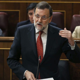 El presidente del Gobierno, Mariano Rajoy, durante su intervención en la sesión de control al Ejecutivo. / PACO CAMPOS (EFE)