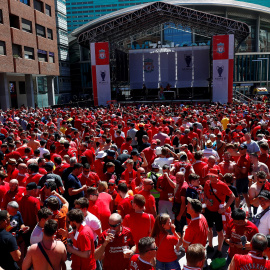 Los aficionados del Liverpool, en su fanzone. REUTERS/Juan Medina