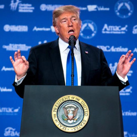 El presidente de EEUU, Donald Trump, ofrece unas declaraciones a su llegada al encuentro Values Voters (Votantes con Valores) en Washington DC. EFE/Michael Reynolds