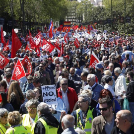 Miles de personas participan en la manifestación de Madrid del 1 de mayo, convocada por CCOO y UGT, que arrancó pasadas las doce del mediodía de la Plaza de Neptuno y a la que, en esta ocasión, en un escenario de precampaña electoral, se ha