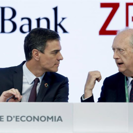 El presidente del Gobierno en funciones, Pedro Sánchez, acompañado por el presidente del Círculo de Economía, Juan José Bruguera (d), clausuró este mediodía la XXXV Reunión del Círculo de Economía de Sitges, en la que durante tres días ha r