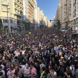 Una multitud de personas participa en la Marcha Mundial de la Marihuana de 2019, a su paso por la Gran Vía de Madrid