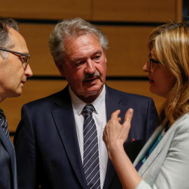 25/06/2018 De izquierda a derecha: el ministro de Exteriores alemán, Heiko Maas, conversa con sus homólogos luxemburgués, Jean Asselborn, y búlgara, Ekaterina Zaharieva, al inicio de la reunión del Consejo de Ministros de Exteriores y Defen