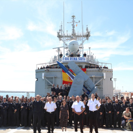 La ministra de Defensa, Margarita Robles, posa con la tropa durante la visita a la fragata 'Reina Sofía'.  8 de junio 2022
