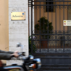 Un motorista pasa junto a la entrada de la sede de la empresa italiana de concesión de infraestructuras Atlantia en Roma. AFP/Filippo Monforte