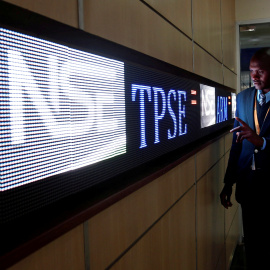 Un trabajador verifica una tarjeta electrónica que muestra datos del mercado durante una sesión de negociación en la Bolsa de Valores de Nairobi en Nairobi./REUTERS