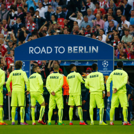 Los jugadores del Barça de espaldas ayer en Múnich con el cartel de 'Camino a Berlín' de fondo. /REUTERS
