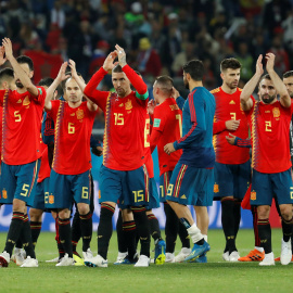 Los jugadores de España celebran el empate ante Marruecos, que les da la primera plaza del grupo B del Mundial. /REUTERS