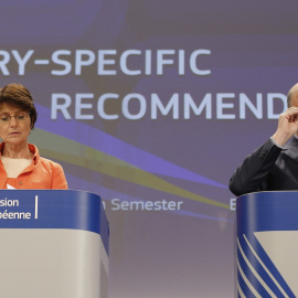 La comisaria europea de Empleo, Marianne Thyssen, y el comisario europeo de Asuntos Económicos y Financieros, Pierre Moscovici, durante una rueda de prensa para presentar las nuevas recomendaciones macroeconómicas por países. EFE/JULIEN WAR