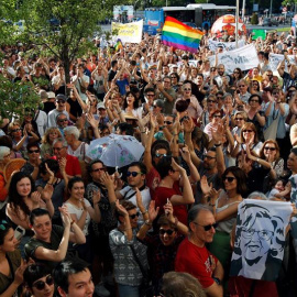 Simpatizantes de la alcaldesa en funciones de Madrid, Manuela Carmena, se concentran este sábado en las puertas del Palacio de Cibeles, sede del Ayuntamiento de Madrid, para que continúe en el cargo. EFE/Eduardo Oyana