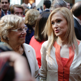 La presidenta de la Comunidad de Madrid, Cristina Cifuentes, y la alcaldesa de la capital, Manuela Carmena, conversan durante el acto de imposición de Medallas y Condecoraciones de la Orden del Dos de Mayo, con motivo del Día de la Comunida