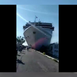 Momento en el que un crucero turístico choca contra un muelle veneciano.