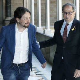 El presidente catalán, Quim Torra, y el secretario general de Podemos, Pablo Iglesias, durante su encuentro en Barcelona. (ANDREU DALMAU | EFE)