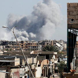 El humo se levanta cerca del estadio donde los militantes del Estado Islámico se refugian de un bombardeo en la ciudad siria de Raqa. REUTERS / Erik De Castro
